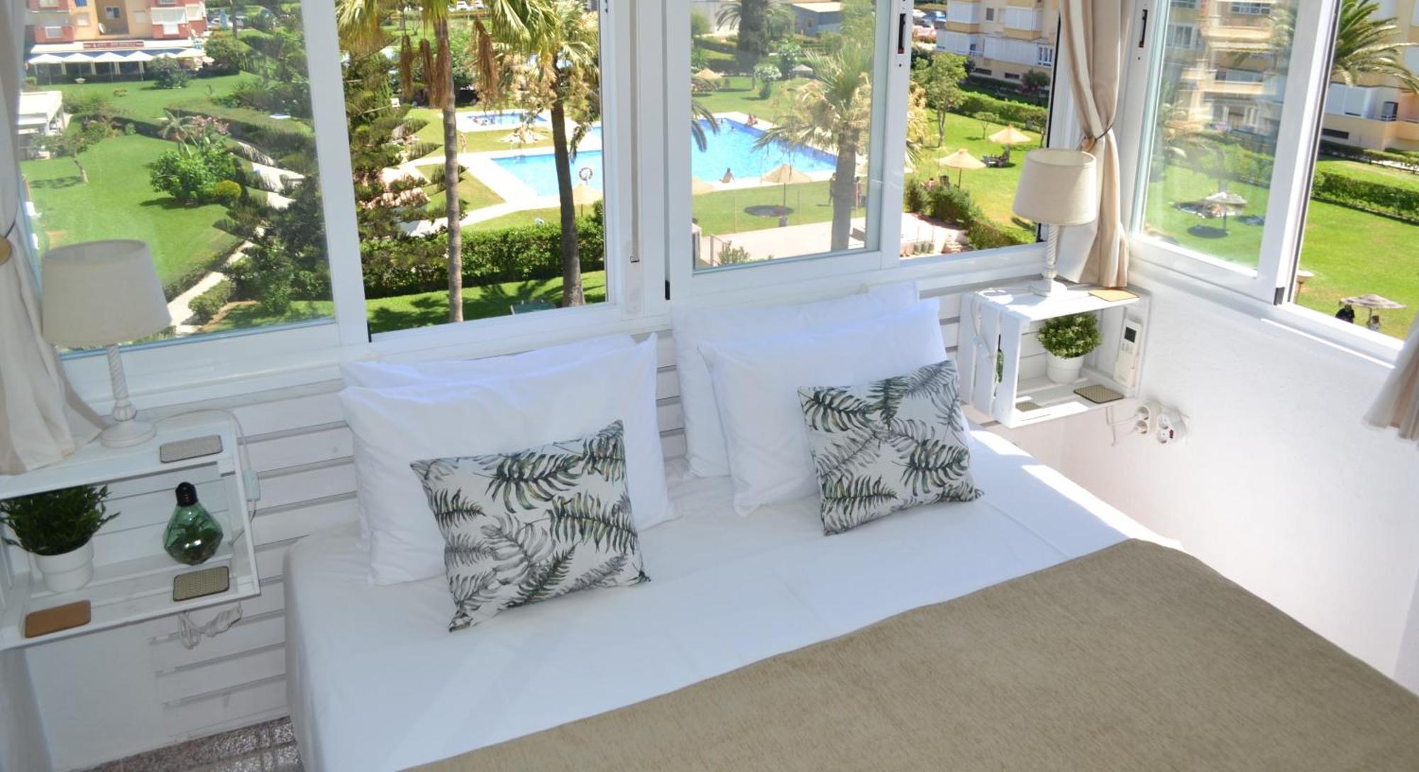 Spacious 1 Bedroom Apartment, Beach Front, Torrox Costa Ngoại thất bức ảnh